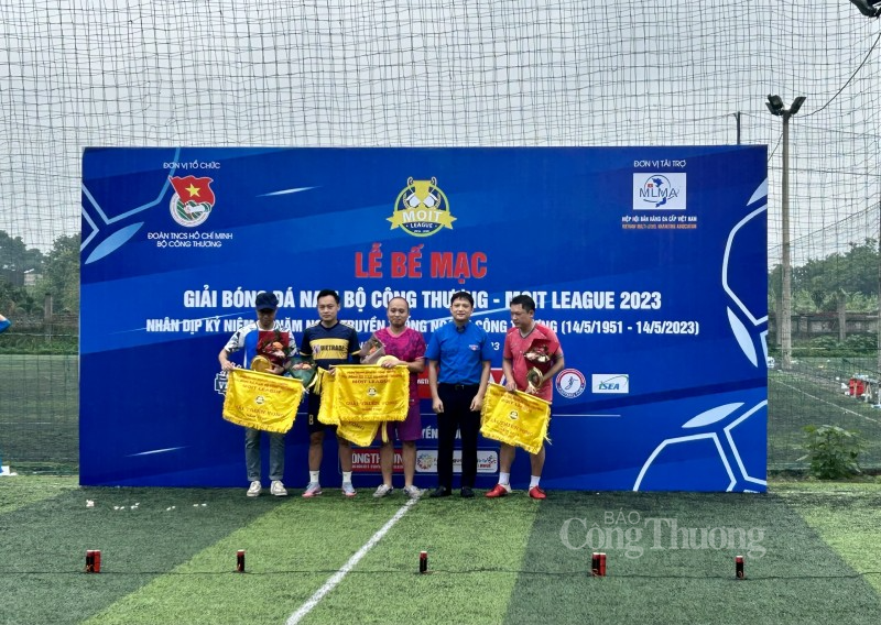 Ban Tổ chức trao Giải cho các Đội đạt giải Triển vọng