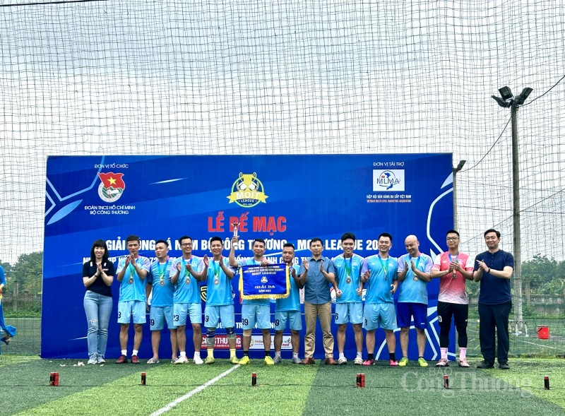 Ban Tổ chức trao giải Ba cho Đội bóng của Công ty Cổ phần Giao nhận kho vận Ngoại thương (VIETRANS)