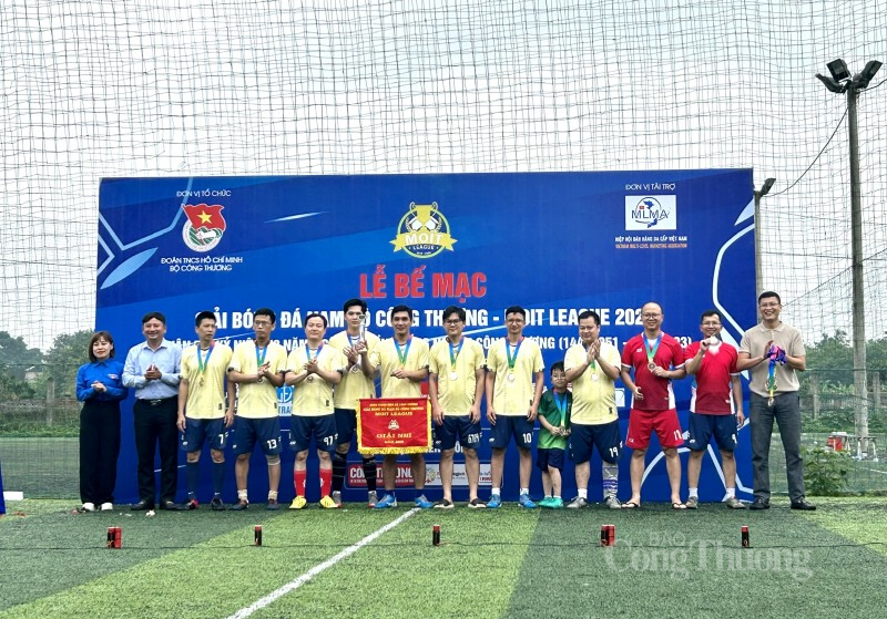 Ban Tổ chức trao giải nhì Giải bóng đá MOIT League 2023 cho Đội bóng Liên quân Ủy ban Cạnh tranh Quốc gia - Cục Phòng vệ thương mại (VCC-Trav)