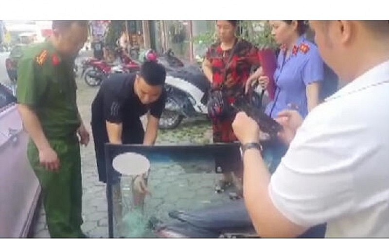 Thanh Hóa: Bắt 2 đối tượng dùng búa đập cửa kính xe ô tô trộm cắp tài sản Thanh Hóa: Bắt 2 đối tượng dùng búa đập cửa kính xe ô tô trộm cắp tài sản