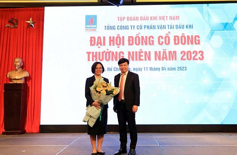 Chủ tịch HĐQT PVTrans Phạm Việt Anh tặng hoa chúc mừng bà Ngô Thị Thu Linh được bầu vào Ban Kiểm soát của Tổng công ty nhiệm kỳ 2023 – 2028 Chủ tịch HĐQT PVTrans Phạm Việt Anh tặng hoa chúc mừng bà Ngô Thị Thu Linh được bầu vào Ban Kiểm soát của Tổng công ty nhiệm kỳ 2023 – 2028