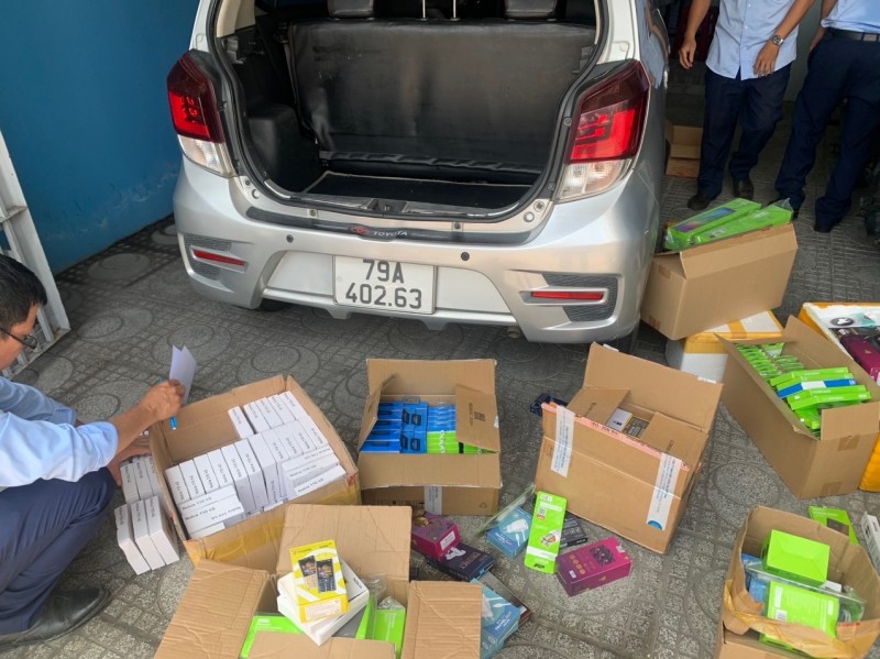 Lực lượng chức năng khám phương tiện vận tải. Ảnh: QLTT tỉnh Khánh Hòa