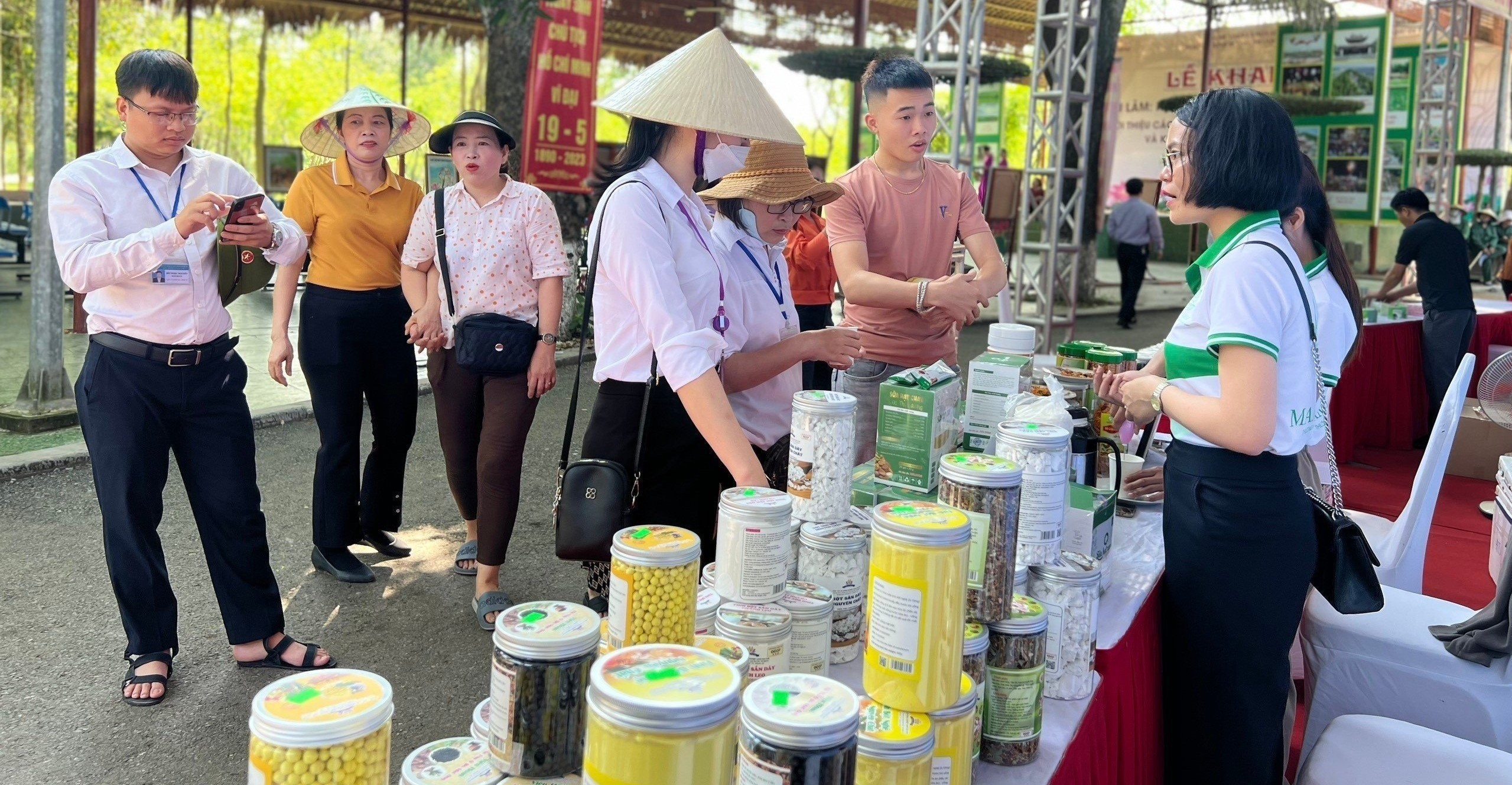 Cơ hội kết nối giao thương tại Tuần trưng bày sản phẩm OCOP Nghệ An Cơ hội kết nối giao thương tại Tuần trưng bày sản phẩm OCOP Nghệ An