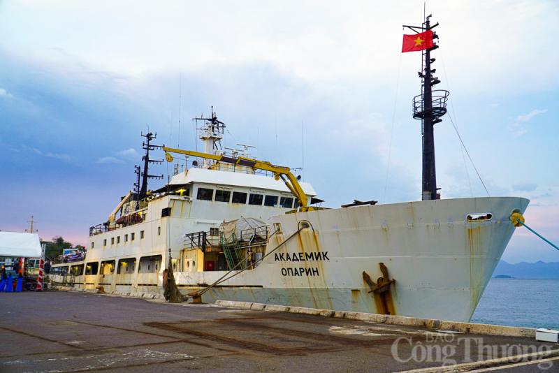 Tàu nghiên cứu biển mang tên Viện sĩ Oparin của Viện Hàn lâm khoa học Nga đã cập cảng Nha Trang. Tàu nghiên cứu biển mang tên Viện sĩ Oparin của Viện Hàn lâm khoa học Nga đã cập cảng Nha Trang.