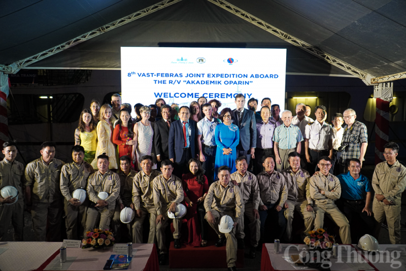 Tàu nghiên cứu biển mang tên Viện sĩ Oparin của Viện Hàn lâm khoa học Nga đã cập cảng Nha Trang. Tàu nghiên cứu biển mang tên Viện sĩ Oparin của Viện Hàn lâm khoa học Nga đã cập cảng Nha Trang.