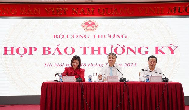 Bo Cong Thuong de xuat tiep tuc thuc hien giam le phi truoc ba oto hinh anh 1