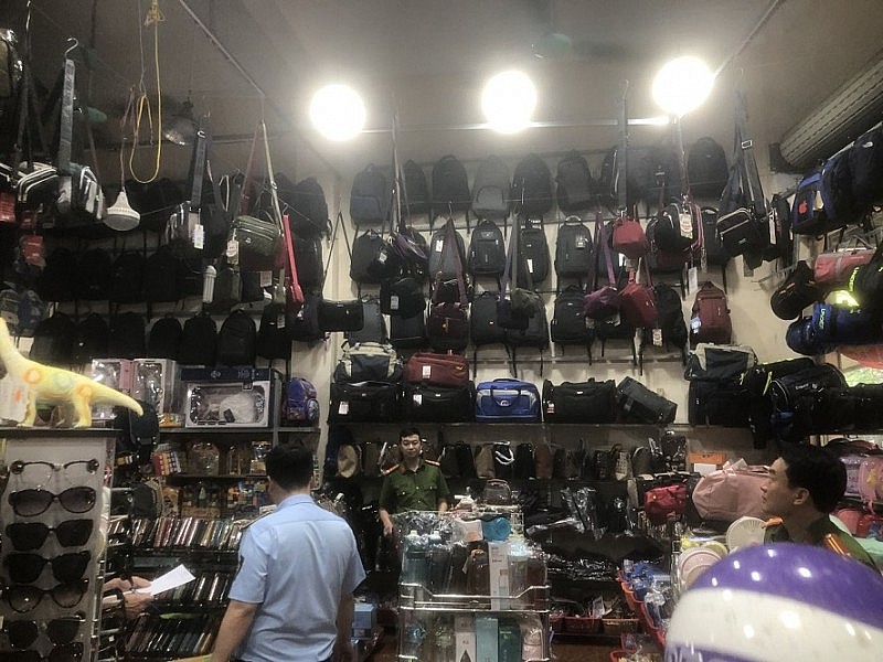 Ninh Bình: Tạm giữ nhiều sản phẩm có dấu hiệu giả mạo nhãn hiệu và nhập lậu Ninh Bình: Tạm giữ nhiều sản phẩm có dấu hiệu giả mạo nhãn hiệu và nhập lậu