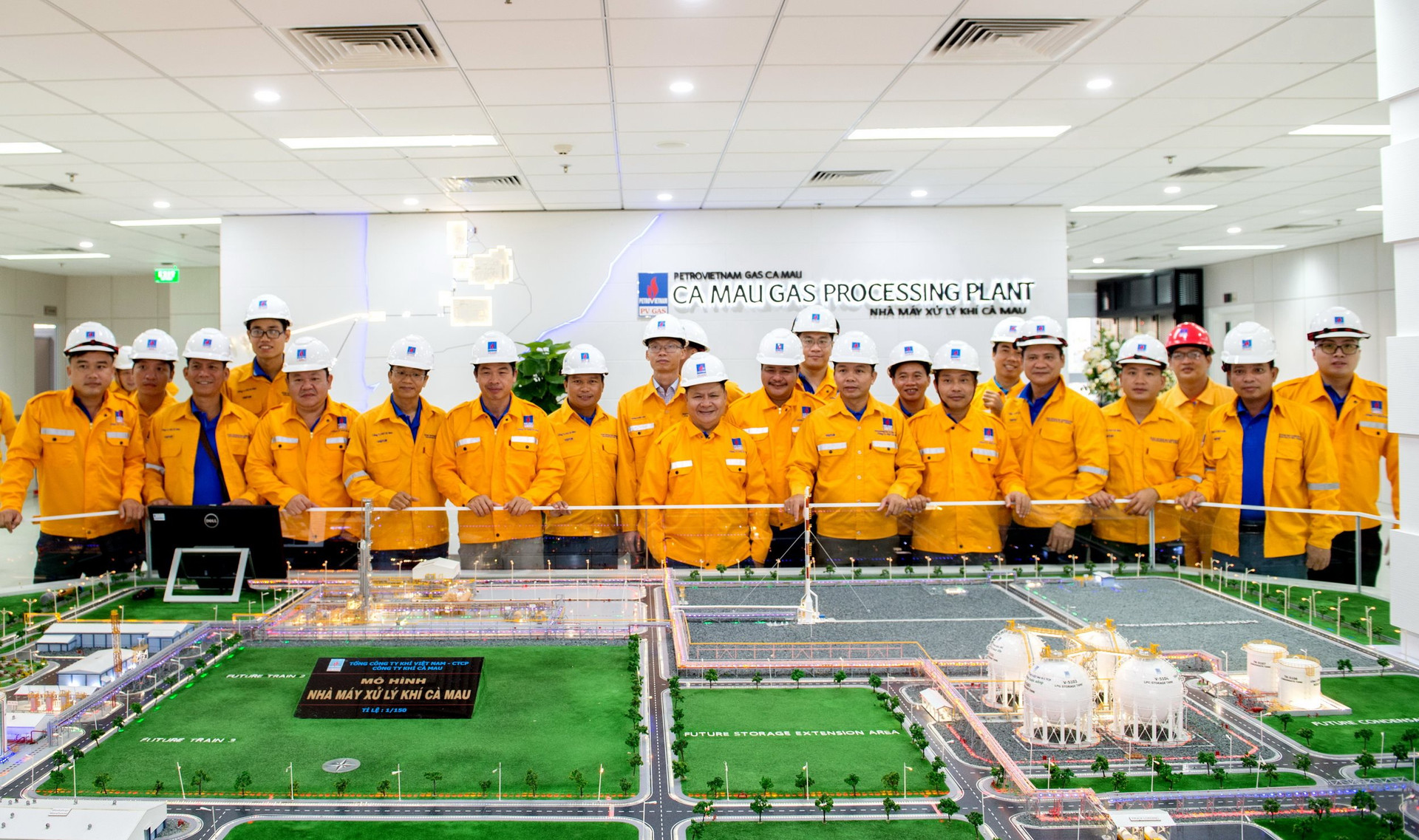 KĐN tích cực hưởng ứng Tháng Công nhân và Tháng hành động về ATVSLĐ năm 2023 2.-tham-quan-khu-dieu-khien.jpg