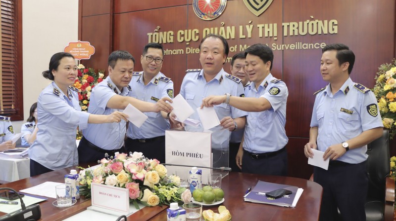 Ban Lãnh đạo Tổng cục bỏ phiếu bầu ra BCH Công đoàn Cơ quan Tổng cục QLTT nhiệm kỳ 2023-2028 Ban Lãnh đạo Tổng cục bỏ phiếu bầu ra BCH Công đoàn Cơ quan Tổng cục QLTT nhiệm kỳ 2023-2028