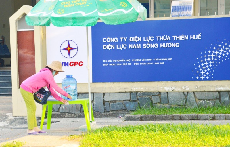 Ngành điện Thừa Thiên Huế: Phục vụ nước miễn phí “tiếp sức” cho người dân chống chọi nắng nóng