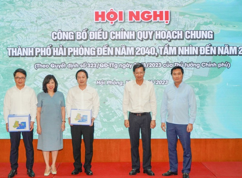 Bàn giao hồ sơ tài liệu quy hoạch chung TP. Hải Phòng. Bàn giao hồ sơ tài liệu quy hoạch chung TP. Hải Phòng.