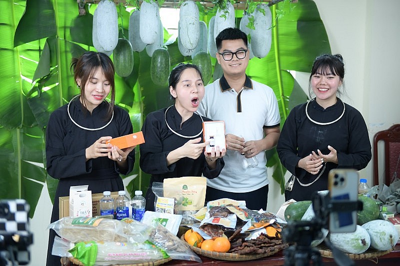 Livestream bán hàng là một hình thức tiếp cận khách hàng mới, nhằm đưa sản phẩm nông sản địa phương đến gần hơn, nhanh hơn với người tiêu dùng Livestream bán hàng là một hình thức tiếp cận khách hàng mới, nhằm đưa sản phẩm nông sản địa phương đến gần hơn, nhanh hơn với người tiêu dùng