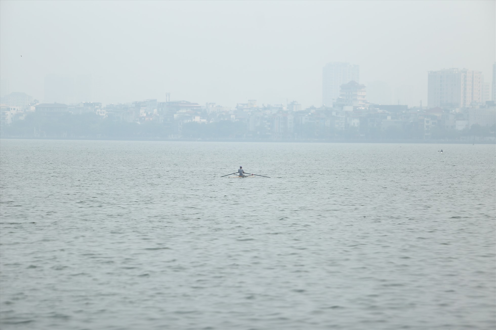 Mặt nước hồ Tây đã phong quang sau khi quận Tây Hồ tiến hành di dời tàu thuyền. Ảnh: Vĩnh Hoàng