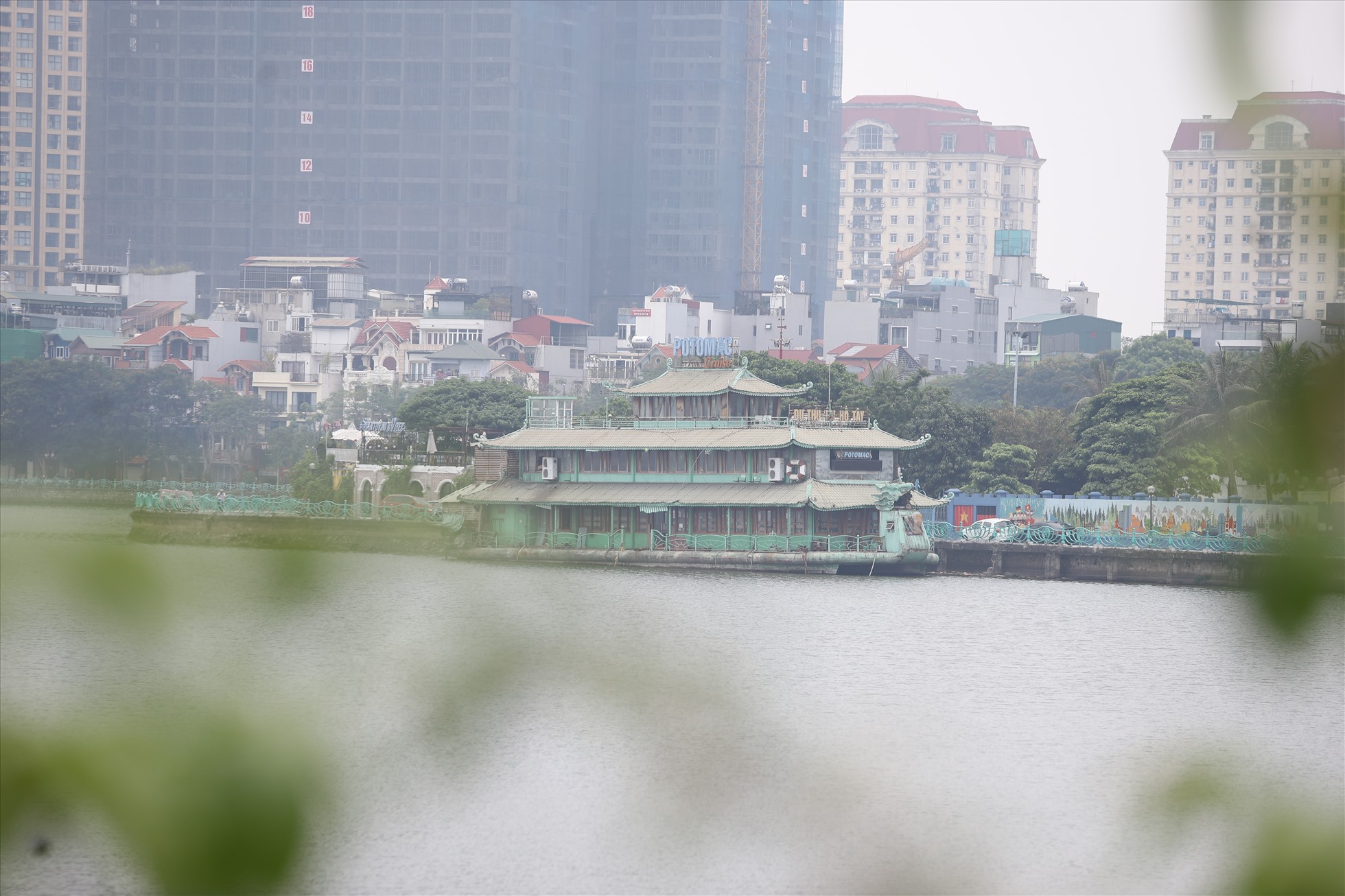 Tàu Potomac trên mặt nước hồ Tây xuống cấp sau nhiều năm không được sử dụng. Ảnh: Vĩnh Hoàng