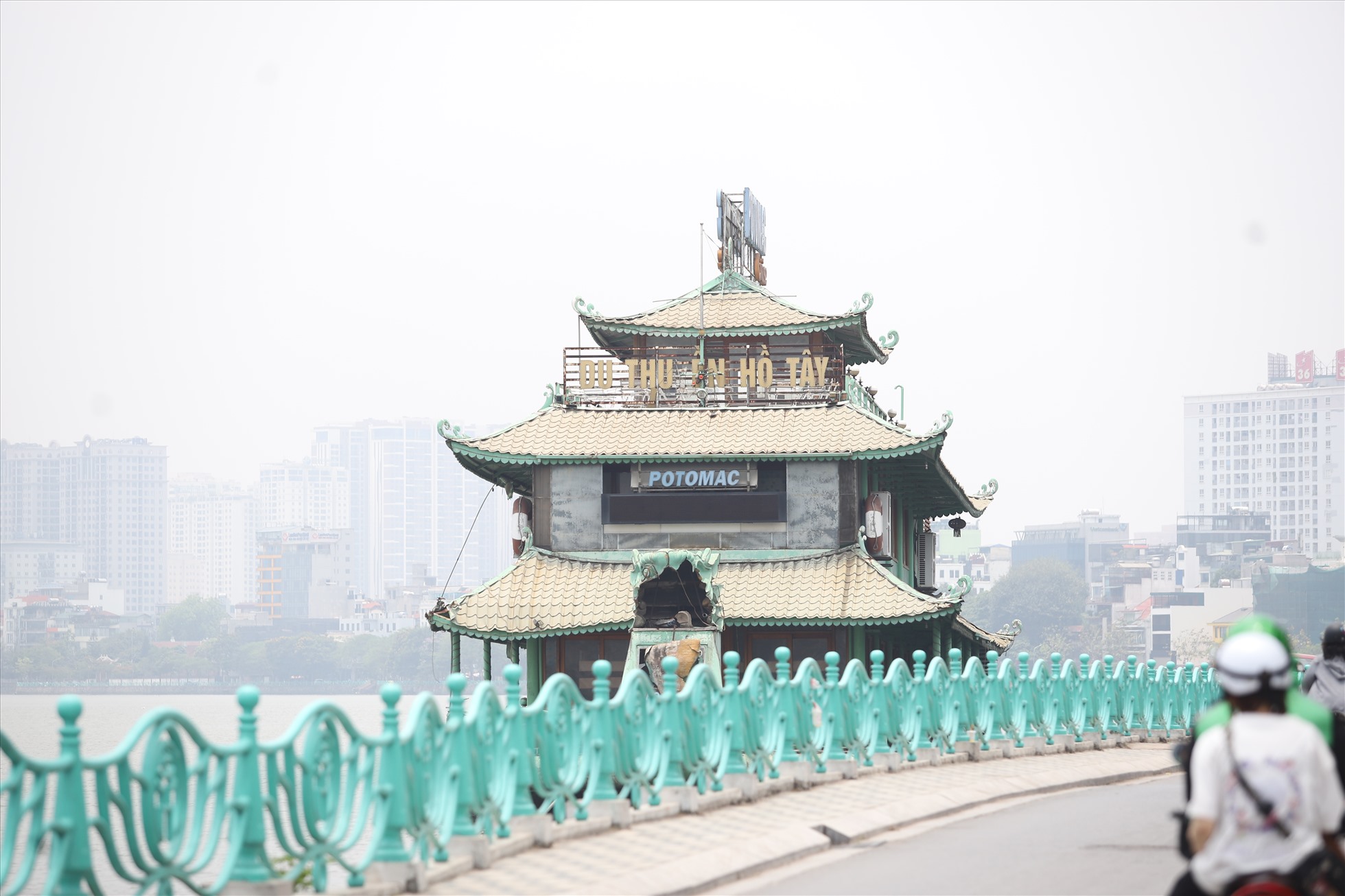 Hiện nay tàu Potomac vẫn chưa được di dời ra khỏi mặt nước hồ Tây. Ảnh: Vĩnh Hoàng