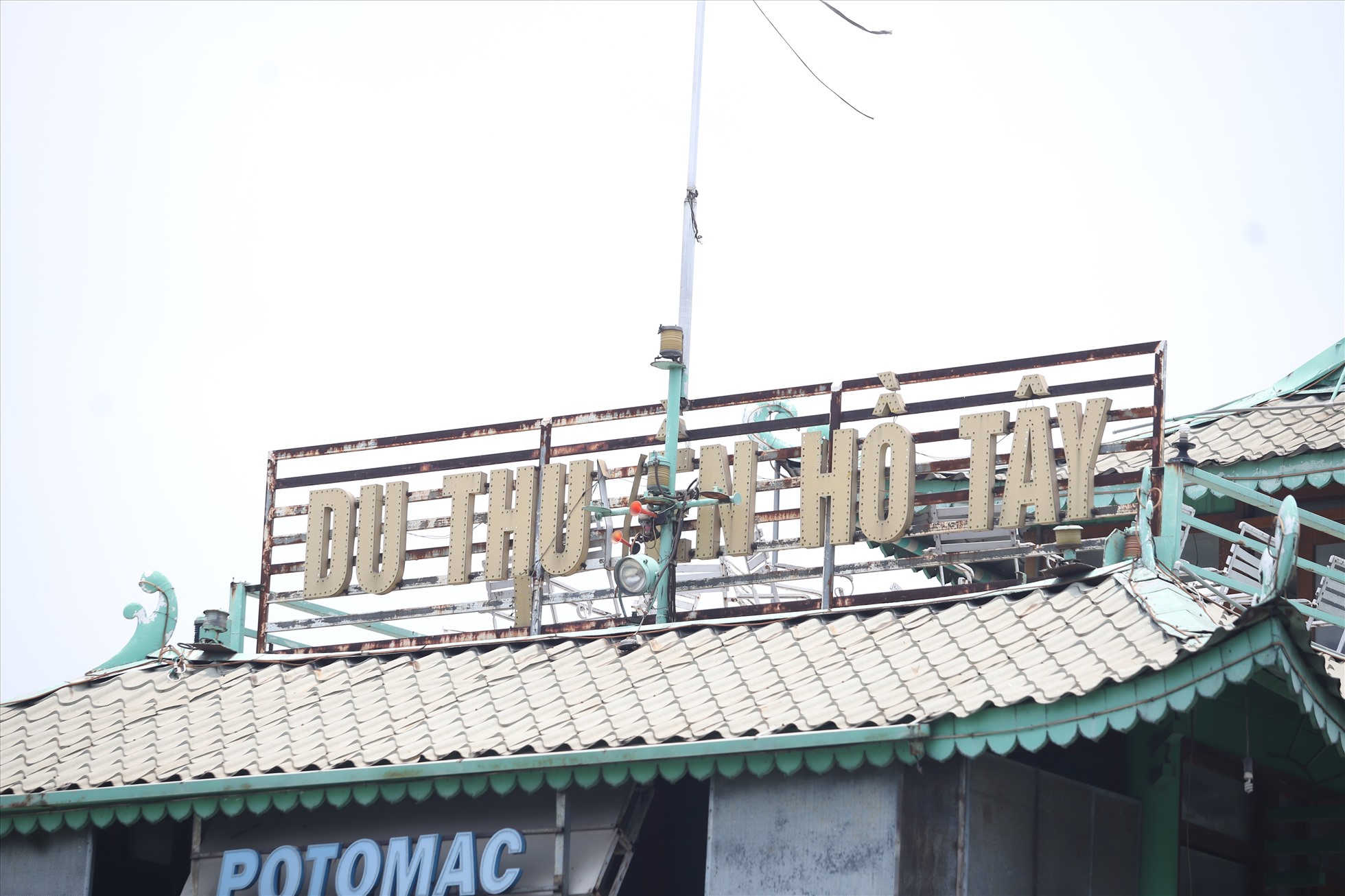 Bảng hiệu, tên thuyền rỉ sét không còn nguyên hình dạng. Ảnh: Vĩnh Hoàng