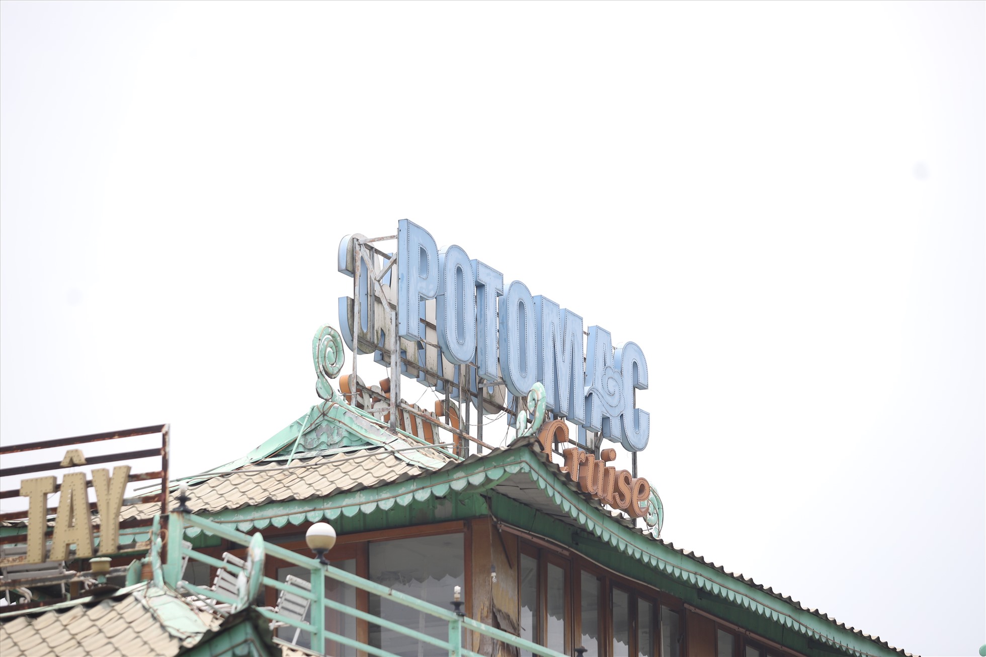 Bảng hiệu, tên thuyền rỉ sét không còn nguyên hình dạng. Ảnh: Vĩnh Hoàng