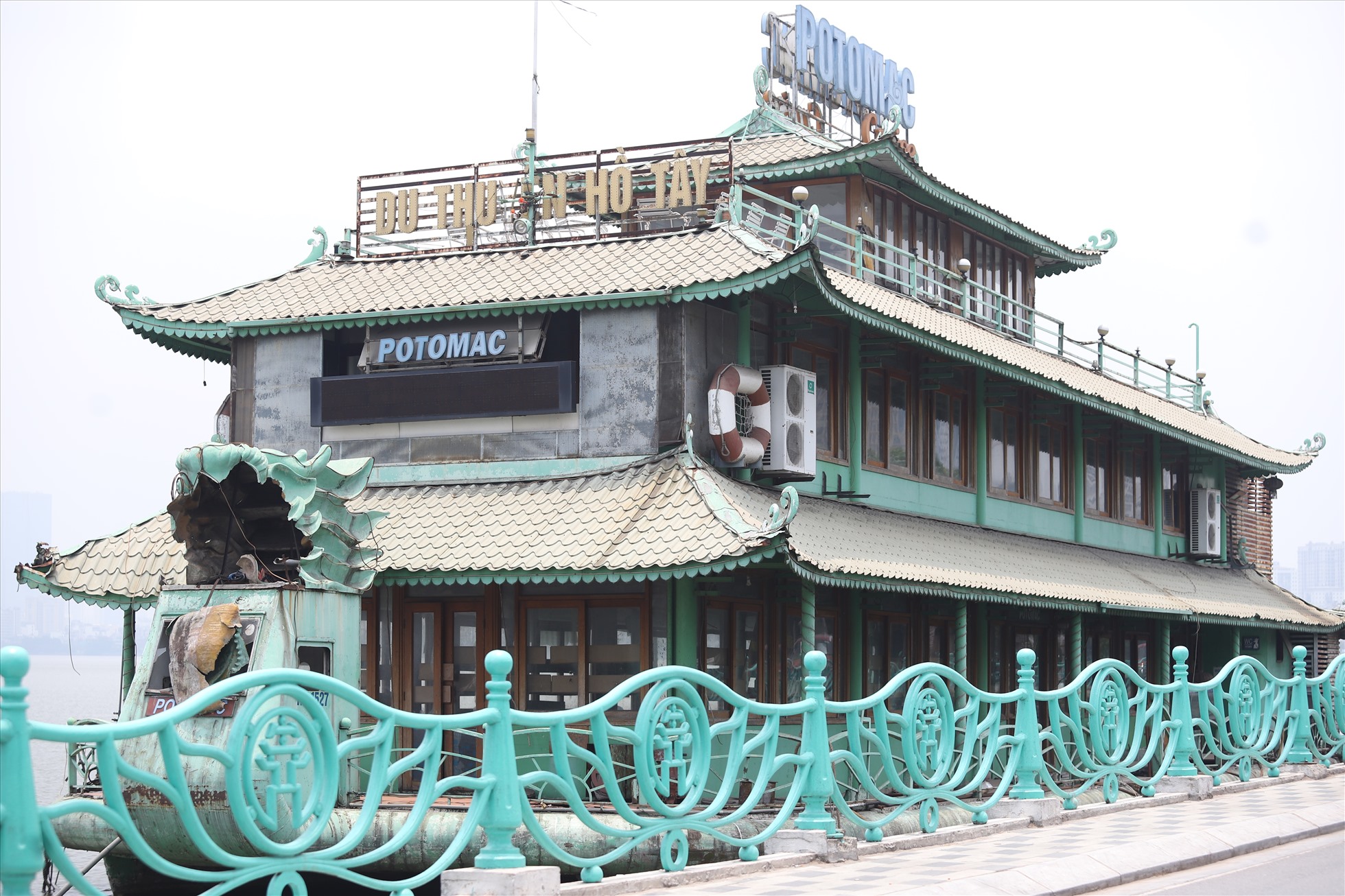 Tàu Potomac chưa được di dời ảnh hưởng đến mỹ quan của hồ Tây. Ảnh: Vĩnh Hoàng