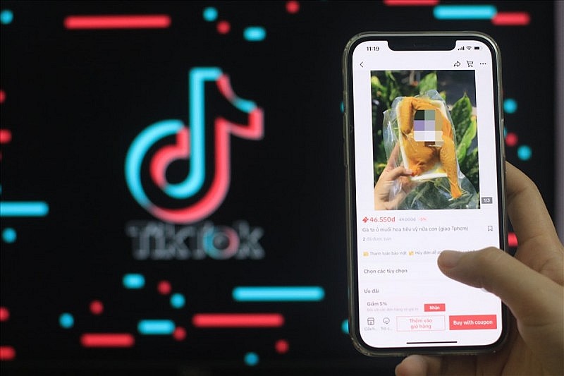 Gà ủ muối được bán với giá rẻ bèo trên TikTok shop. Ảnh: Khánh An Gà ủ muối được bán với giá rẻ bèo trên TikTok shop. Ảnh: Khánh An