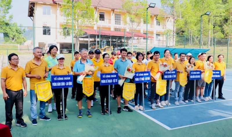 Ông Lê Đình Bản - Giám đốc Công ty trao hoa và cờ lưu niệm cho đại điện các tập thể VĐV tham dự Hội thao.