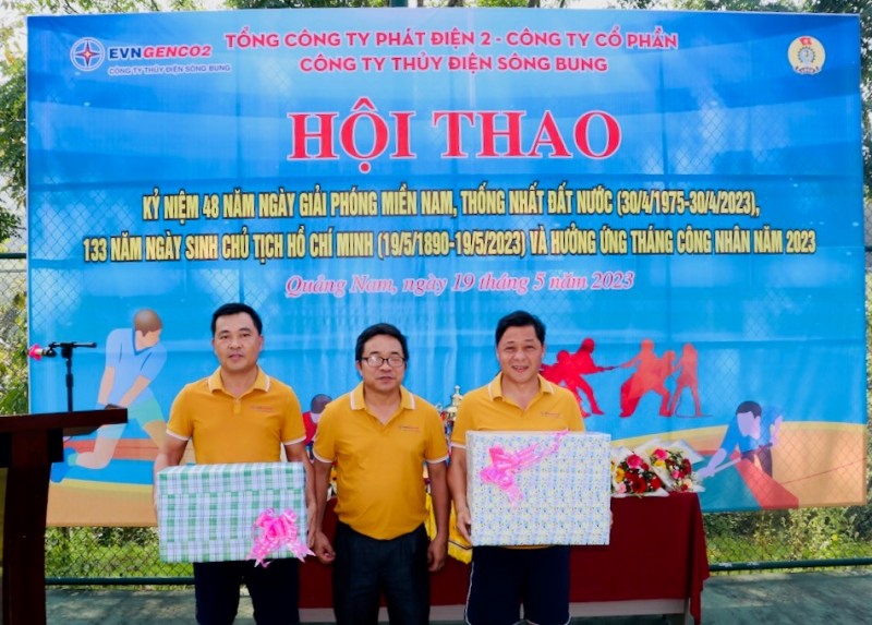 Ông Lê Đình Bản - Giám đốc Công ty trao quà cho PXVH Sông Bung 2 và Sông Bung 4 nhân dịp Tháng công nhân.