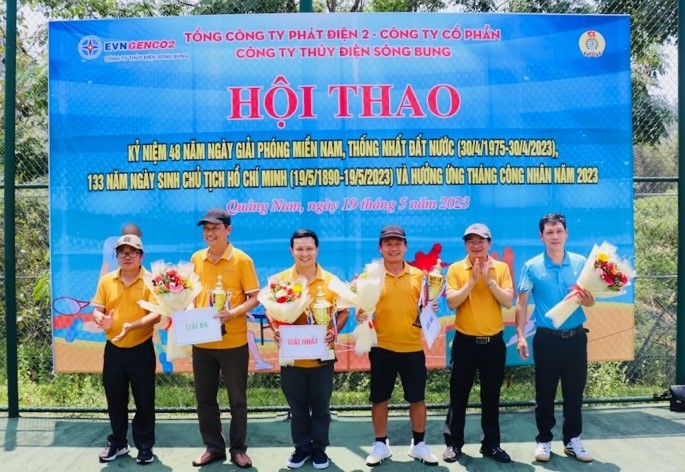 Ông Lê Đình Bản – Giám đốc Công ty, Ông Vương Thành Chung – Phó Giám đốc, Chủ tịch Công đoàn Công ty trao giải môn Đua thuyền trên cạn cho đại điện tập thể khối Văn phòng, Phân xưởng VHSB2 và VHSB4