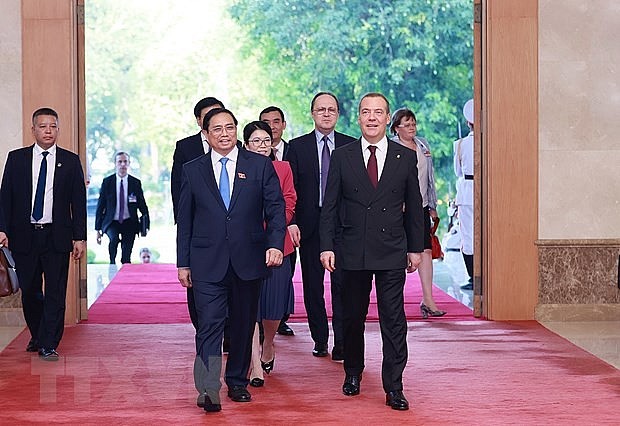 Thủ tướng Phạm Minh Chính tiếp Chủ tịch Đảng Nước Nga Thống nhất Dmitry Medvedev. (Ảnh: Dương Giang/TTXVN)