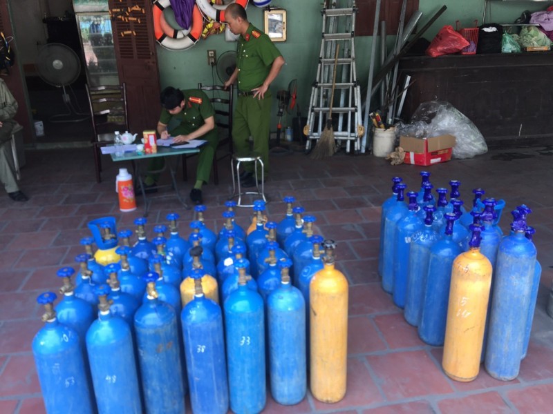 Tỉnh Quảng Ninh: Phát hiện và thu giữ trên 50 bình "khí cười" Tỉnh Quảng Ninh: Phát hiện và thu giữ trên 50 bình "khí cười"