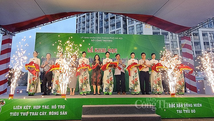 Các đại biểu cắt băng khai mạc Tuần hàng Các đại biểu cắt băng khai mạc Tuần hàng