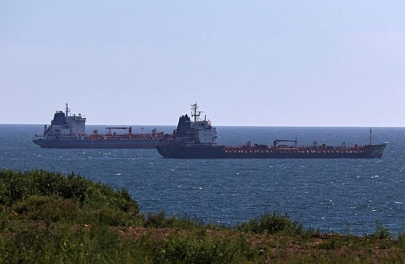 Tàu chở dầu đi dọc vịnh Nakhodka gần Nakhodka, Nga (ảnh: Reuters) Tàu chở dầu đi dọc vịnh Nakhodka gần Nakhodka, Nga (ảnh: Reuters)