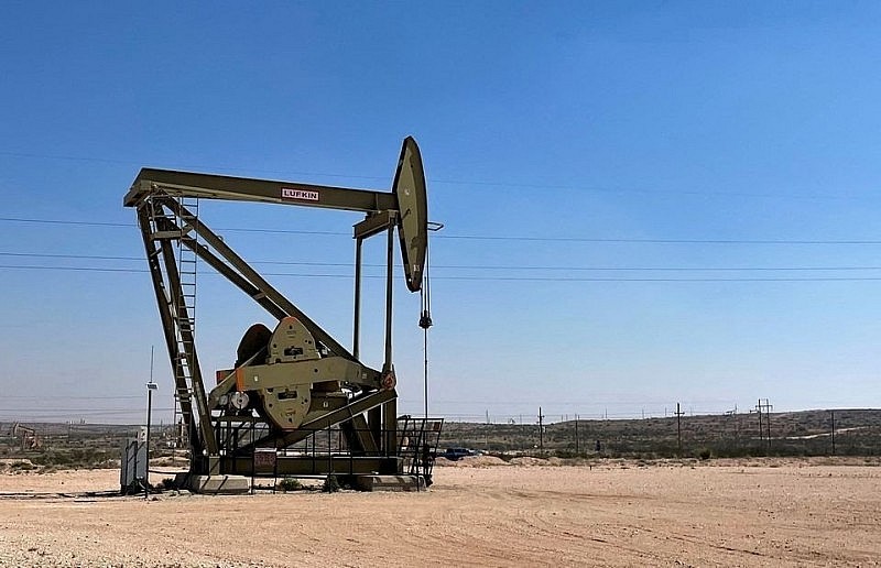 Máy bơm dầu trong lưu vực Permian, vùng Loco Hills, New Mexico, Hoa Kỳ (ảnh: Reuters) Máy bơm dầu trong lưu vực Permian, vùng Loco Hills, New Mexico, Hoa Kỳ (ảnh: Reuters)