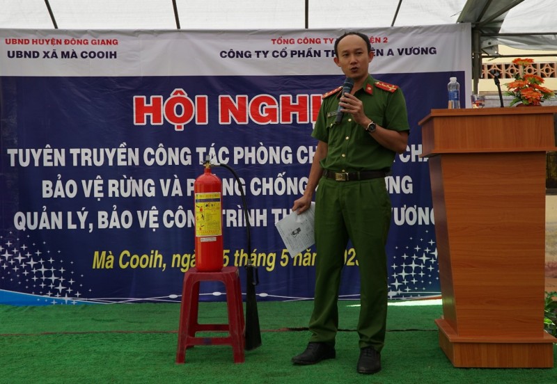 Đại úy Hồ Ngọc An – Cán bộ Phòng Cảnh sát PCCC – Công an tỉnh Quảng Nam báo cáo tuyên truyền tại Hội nghị