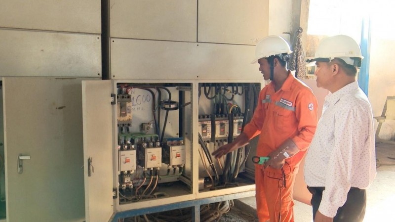Công nhân Điện lực Cư M’gar kiểm tra, bảo dưỡng thiết bị điện tại nhà máy của Công ty TNHH Nông sản Tây Nguyên Công nhân Điện lực Cư M’gar kiểm tra, bảo dưỡng thiết bị điện tại nhà máy của Công ty TNHH Nông sản Tây Nguyên