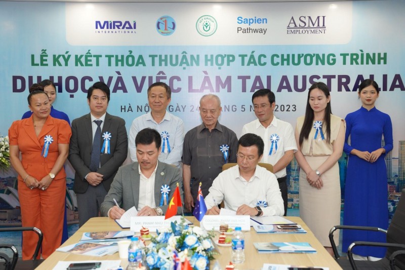  Đại diện Sapien Pathway và đại diện Trường Cao đẳng nghề số 1 - BQP đặt bút ký kết.