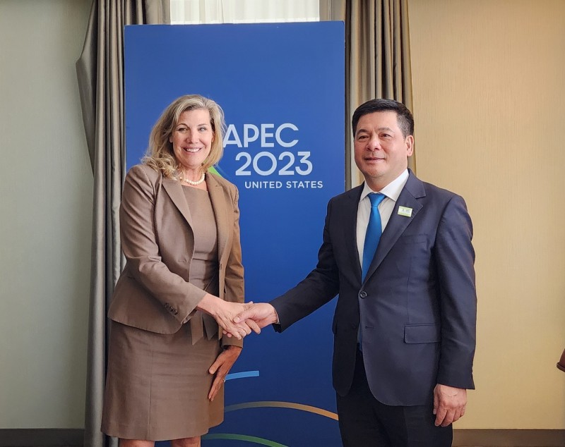 Bộ trưởng Bộ Công Thương Nguyễn Hồng Diên tiếp bà Sarah Thorn, Giám đốc cấp cao, phụ trách quan hệ chính phủ toàn cầu của Tập đoàn bán lẻ Walmart Bộ trưởng Bộ Công Thương Nguyễn Hồng Diên tiếp bà Sarah Thorn, Giám đốc cấp cao, phụ trách quan hệ chính phủ toàn cầu của Tập đoàn bán lẻ Walmart