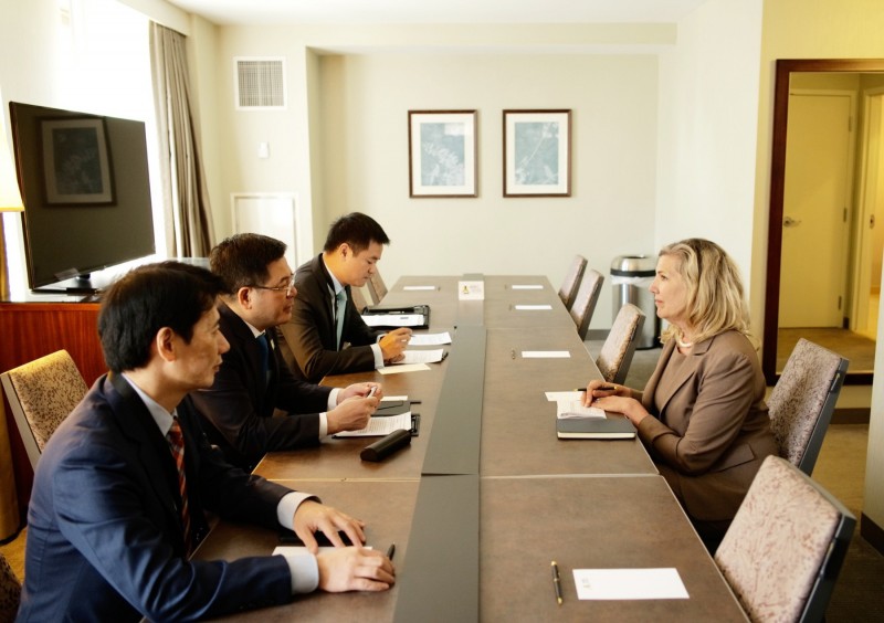 Bộ trưởng Nguyễn Hồng Diên đã có cuộc làm việc với bà Sarah Thorn, Giám đốc cấp cao, phụ trách quan hệ chính phủ toàn cầu của Tập đoàn bán lẻ Walmart Bộ trưởng Nguyễn Hồng Diên đã có cuộc làm việc với bà Sarah Thorn, Giám đốc cấp cao, phụ trách quan hệ chính phủ toàn cầu của Tập đoàn bán lẻ Walmart