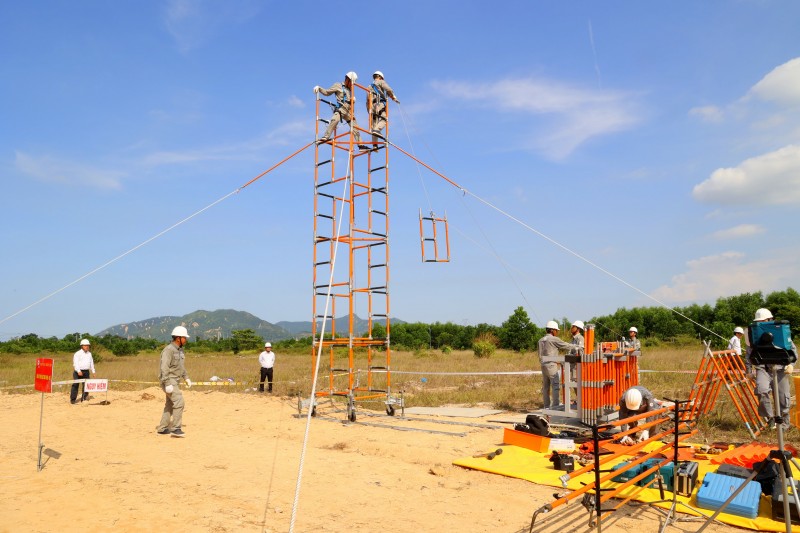 Đội xung kích PCTT&TKCN PC Quảng Nam trình diễn dựng 01 cột thép tạm 12m nhanh chóng thay thế trụ bê tông ly tâm bị gãy do bão để cấp điện. Đội xung kích PCTT&TKCN PC Quảng Nam trình diễn dựng 01 cột thép tạm 12m nhanh chóng thay thế trụ bê tông ly tâm bị gãy do bão để cấp điện.