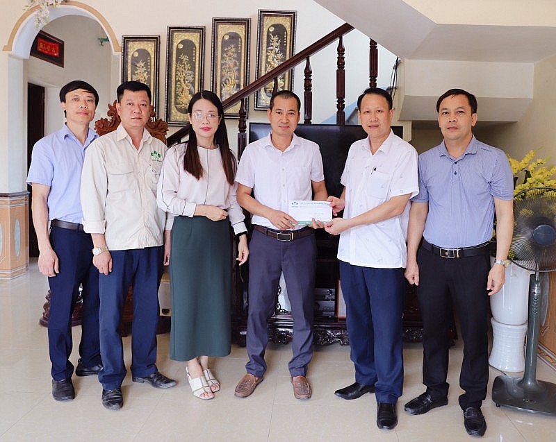 Supe Lâm Thao thăm, tặng quà cho người lao động nhân dịp Tháng công nhân 2023
