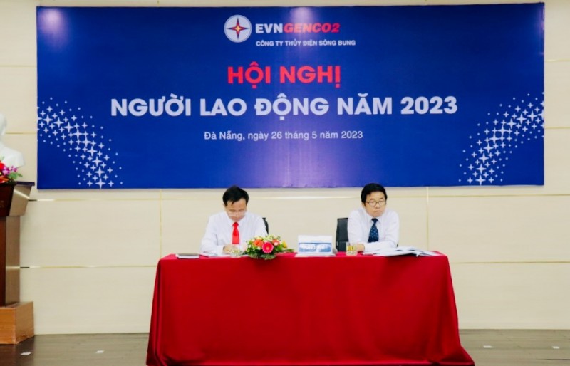 Chủ trì Hội nghị ông Lê Đình Bản - Giám đốc (người bên phải), ông Vương Thành Chung - Phó Giám đốc, Chủ tịch Công đoàn Công ty. Chủ trì Hội nghị ông Lê Đình Bản - Giám đốc (người bên phải), ông Vương Thành Chung - Phó Giám đốc, Chủ tịch Công đoàn Công ty.