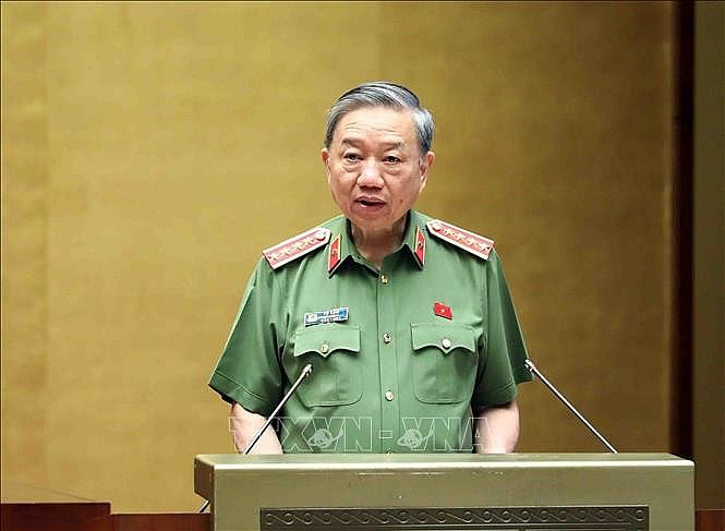 Đại tướng Tô Lâm, Bộ trưởng Bộ Công an trình bày Tờ trình về dự án Luật sửa đổi, bổ sung một số điều của Luật Xuất cảnh, nhập cảnh của công dân Việt Nam và Luật Nhập cảnh, xuất cảnh, quá cảnh, cư trú của người nước ngoài tại Việt Nam. Đại tướng Tô Lâm, Bộ trưởng Bộ Công an trình bày Tờ trình về dự án Luật sửa đổi, bổ sung một số điều của Luật Xuất cảnh, nhập cảnh của công dân Việt Nam và Luật Nhập cảnh, xuất cảnh, quá cảnh, cư trú của người nước ngoài tại Việt Nam.