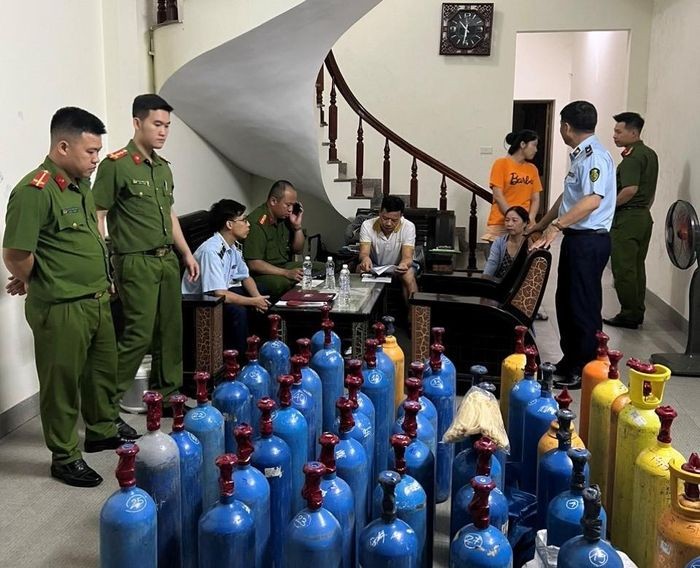 Lực lượng chức năng thu giữ tang vật tại số nhà 360, tổ 75, khu 9, phường Cao Thắng, TP Hạ Long. (Ảnh: CA Quảng Ninh).