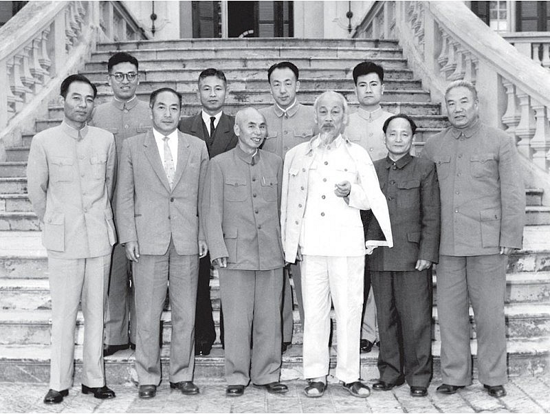 Chủ tịch Hồ Chí Minh cùng đồng chí Hoàng Quốc Việt, Viện trưởng Viện kiểm sát nhân dân tối cao chụp ảnh với Đoàn đại biểu Viện kiểm sát tối cao nước Cộng hòa nhân dân Trung Hoa nhân dịp Đoàn sang thăm và làm việc với Viện kiểm sát nhân dân tối cao Việt Nam. Chủ tịch Hồ Chí Minh cùng đồng chí Hoàng Quốc Việt, Viện trưởng Viện kiểm sát nhân dân tối cao chụp ảnh với Đoàn đại biểu Viện kiểm sát tối cao nước Cộng hòa nhân dân Trung Hoa nhân dịp Đoàn sang thăm và làm việc với Viện kiểm sát nhân dân tối cao Việt Nam.