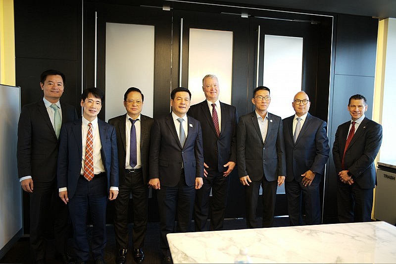 Hai bên thống nhất về nội dung làm việc và các bước tiến hành đầu tư của Tập đoàn Boeing tại Việt Nam thời gian tới. Hai bên thống nhất về nội dung làm việc và các bước tiến hành đầu tư của Tập đoàn Boeing tại Việt Nam thời gian tới.