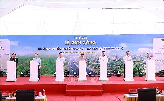 Thủ tướng Phạm Minh Chính và các đại biểu khởi công Dự án cao tốc Tuyên Quang - Hà Giang giai đoạn 1. Thủ tướng Phạm Minh Chính và các đại biểu khởi công Dự án cao tốc Tuyên Quang - Hà Giang giai đoạn 1.