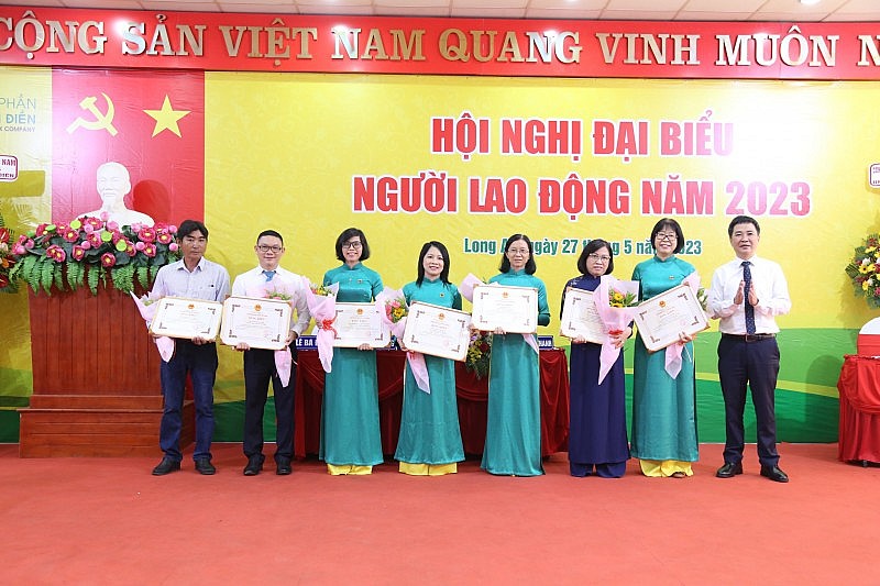 ĐOÀN KẾT NỖ LỰC VƯỢT QUA KHÓ KHĂN THÁCH THỨC ĐOÀN KẾT NỖ LỰC VƯỢT QUA KHÓ KHĂN THÁCH THỨC