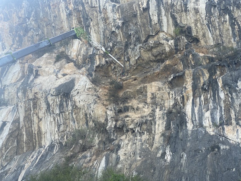 Vị trí sạt lở nằm ở lưng chừng núi Bài Thơ.