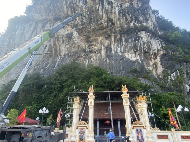 Đơn vị thi công dùng cần cẩu chuyên dụng để tiến hành tháo gỡ, đưa tất cả những viên đá có nguy cơ rơi xuống mặt đất