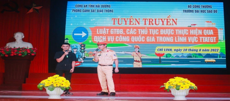 Sinh viên trường Đại học Sao Đỏ tham gia tuyên truyền luật giao thông đường bộ Sinh viên trường Đại học Sao Đỏ tham gia tuyên truyền luật giao thông đường bộ