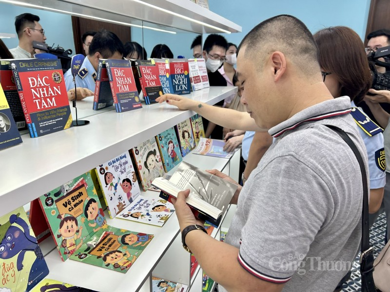 Phòng trưng bày sẽ mở cửa đón khách tham quan tự do từ ngày 30/5 đến hết ngày 04/6/2023 Phòng trưng bày sẽ mở cửa đón khách tham quan tự do từ ngày 30/5 đến hết ngày 04/6/2023