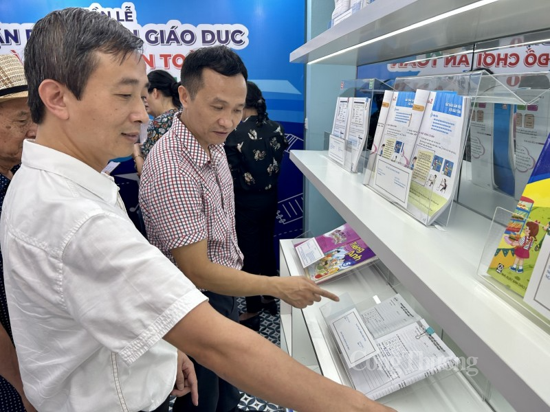 Khách tham quan Mở cửa Phòng trưng bày nhận diện sách giáo dục và đồ chơi an toàn cho trẻ em Khách tham quan Mở cửa Phòng trưng bày nhận diện sách giáo dục và đồ chơi an toàn cho trẻ em